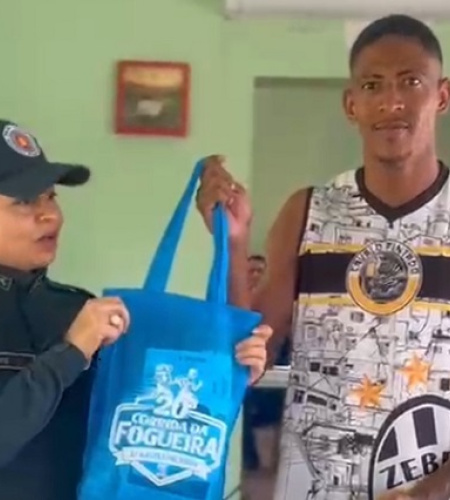 Organizadores da corrida da fogueira entregam kits e orienta os participantes